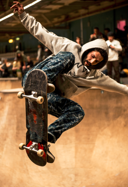 Skateur en train de sauter avec sa planche