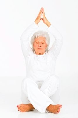 femme agee pratiquant le yoga