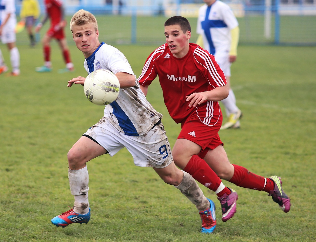 deux garçons jouent au foot