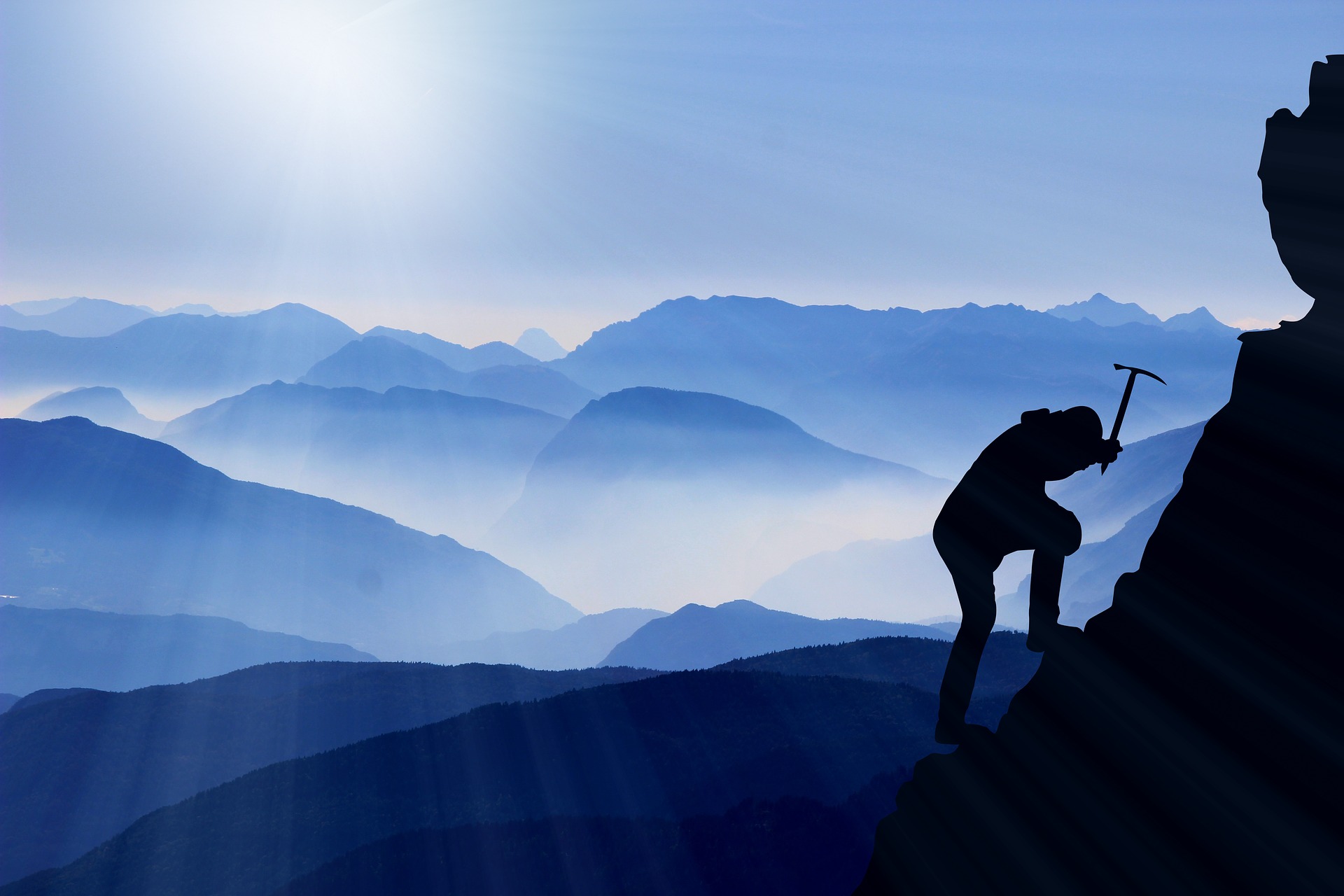 Homme qui pratique l'escalade en montagne