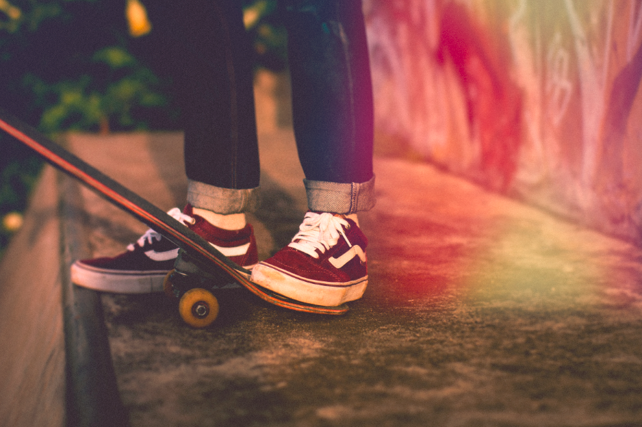 Pieds de skateur sur planche