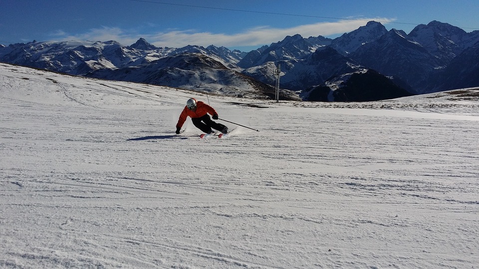 personne descendant une piste à ski